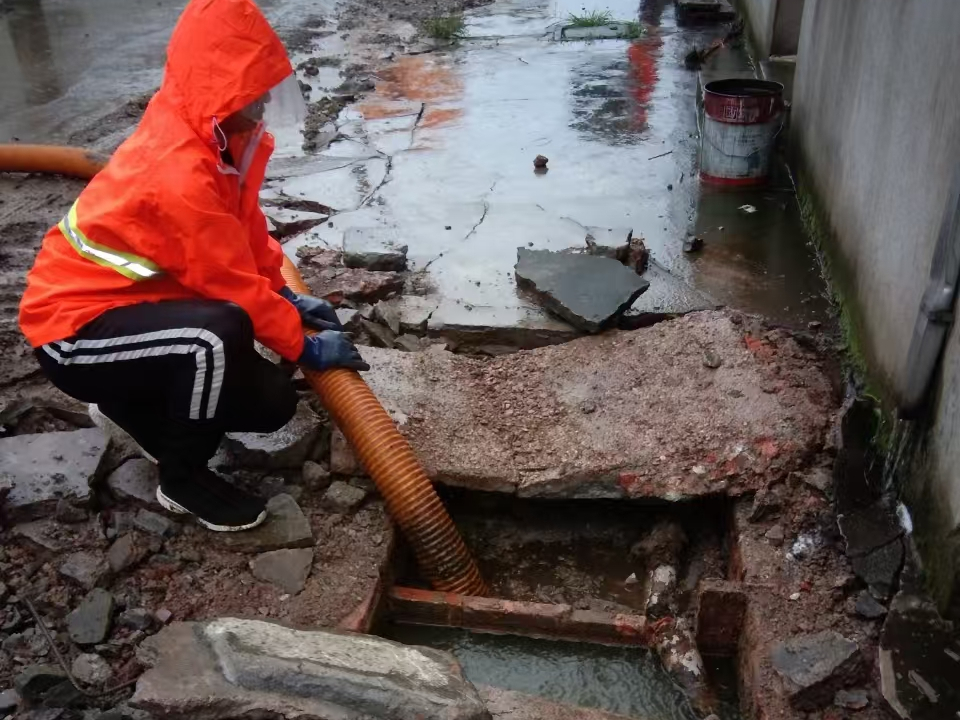 包头专业清理污水池 炜誉市政以规范流程守护城市 “肠道”