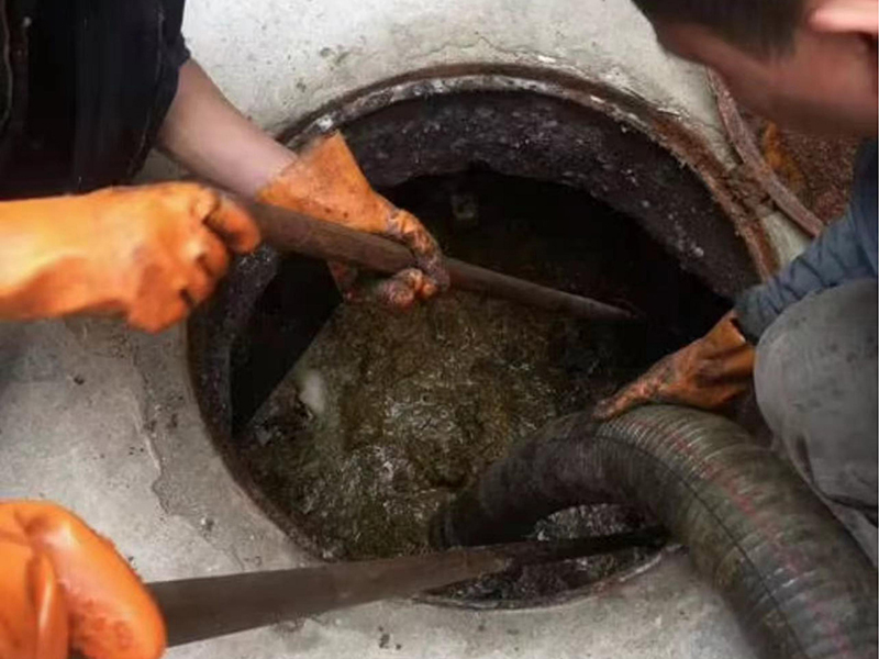 包头清理化粪池时如何避免沼气的危害？